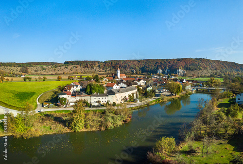 Ausblick auf Dollnstein im Altmühltal im Herbst