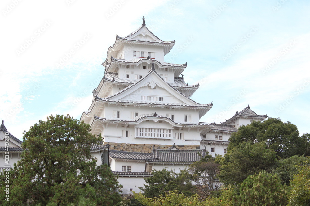Himeji castle 姫路城(世界遺産) 天守閣と青空の背景 Himeji castle 姫路城(世界遺産) 天守閣と青空の背景