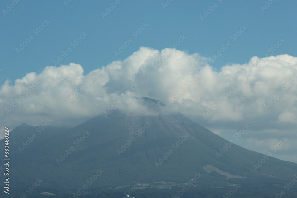 帽子にような雲をかぶった大山 Mt.Daisen with cloud like a hat