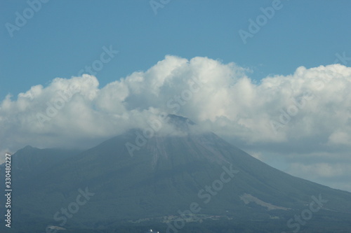 帽子にような雲をかぶった大山 Mt.Daisen with cloud like a hat