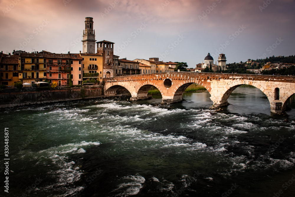 Verona - Il fiume Adige e il ponte Pietra