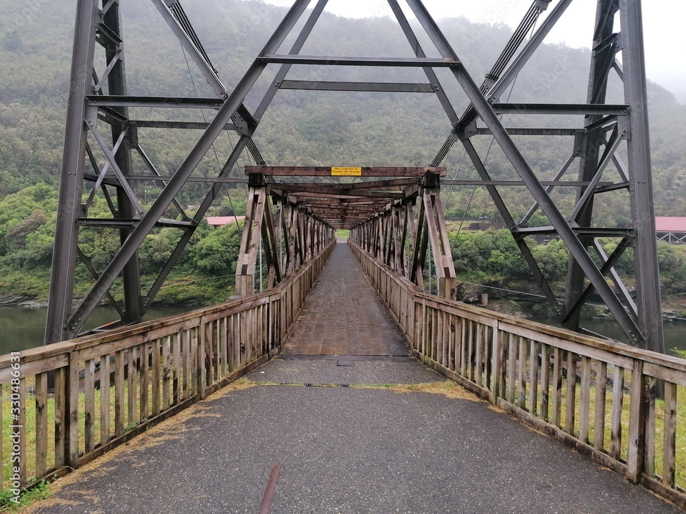 Holzbrücke mit Fluchtpunkt, Brunner Mine, Neuseeland