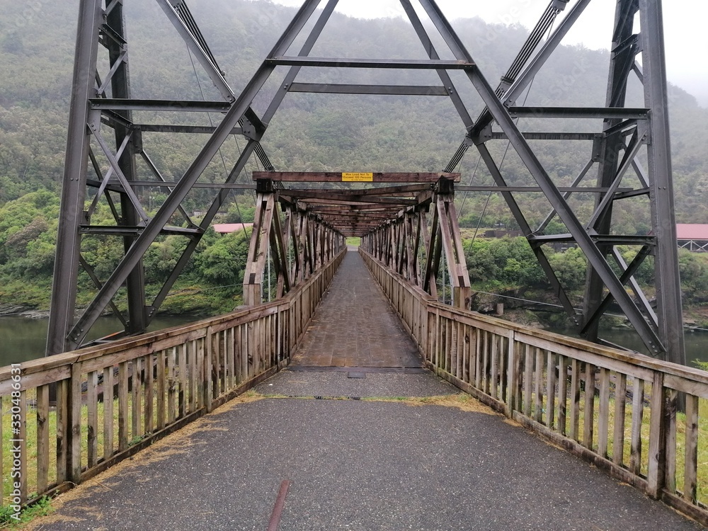 Fototapeta premium Holzbrücke mit Fluchtpunkt, Brunner Mine, Neuseeland