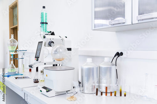 Фотография Rotational vaporizer with green condenser during CBDa oil extraction