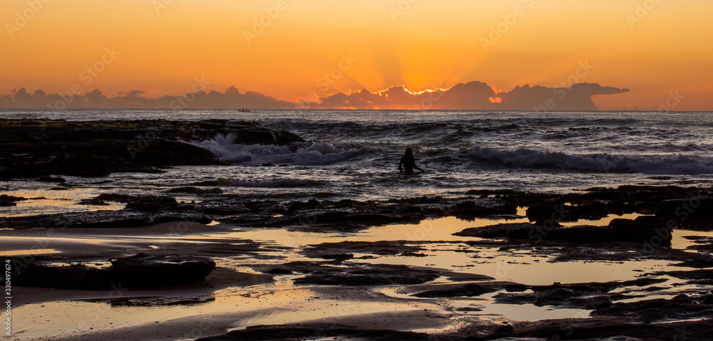Naklejka premium sunrise surf newcastle