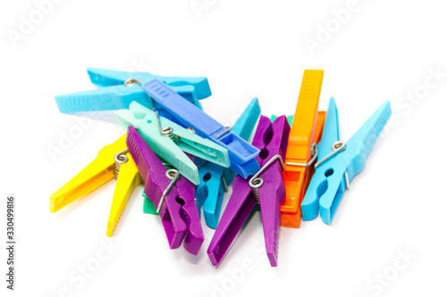 Wäscheklammern auf weißem hintergrund