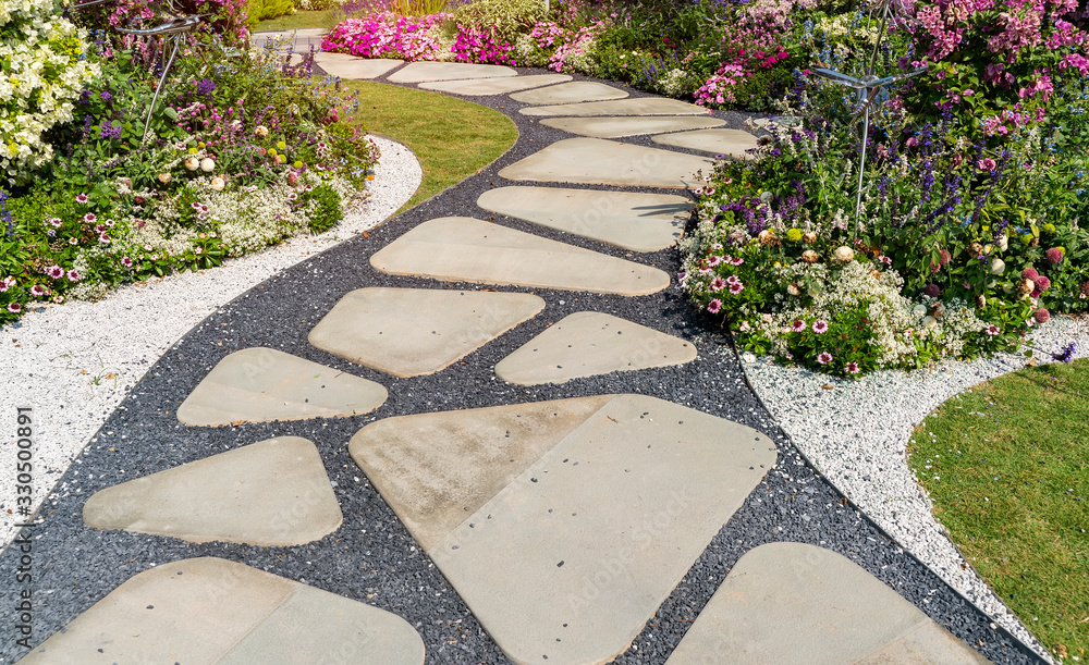 Obraz premium path leading through a garden