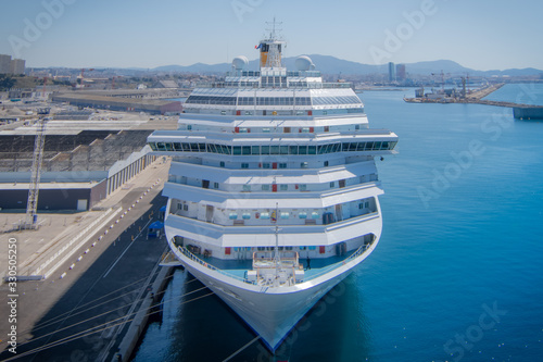 Navire de croisière au départ du port de Marseille, France © ODIN Daniel