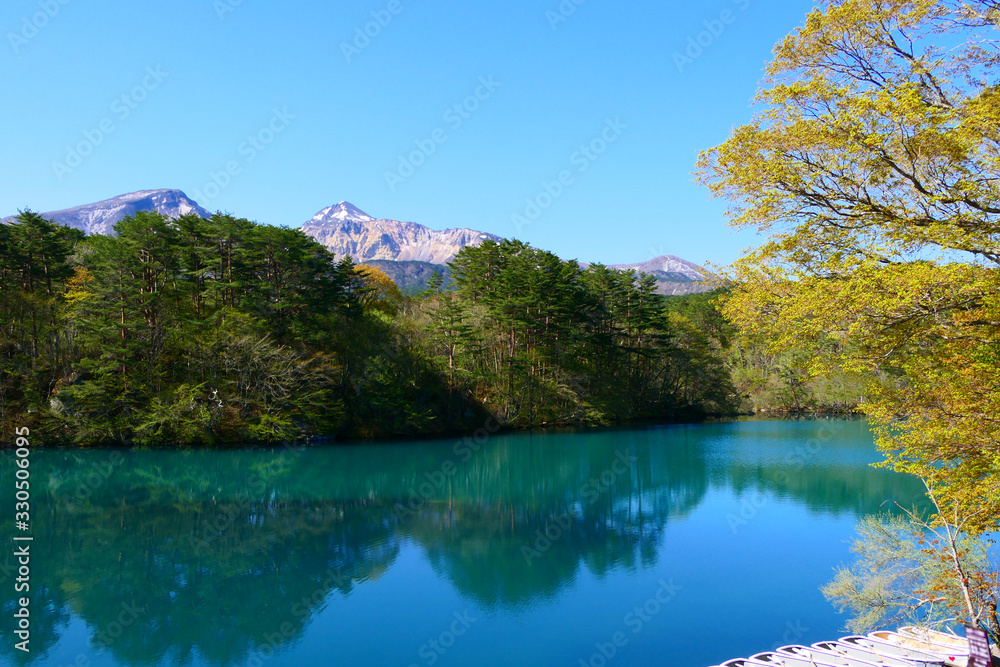 磐梯朝日国立公園、五色沼湖沼群。初夏の毘沙門沼より磐梯山を望む。北塩原、福島、日本。5月中旬。