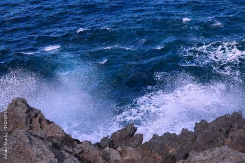 岩壁に押し寄せる荒れた海の波