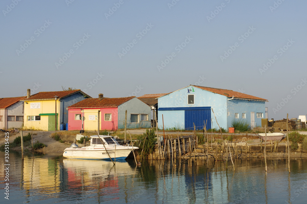Fototapeta premium Maisons sur pilotis de l'île d'Oléron