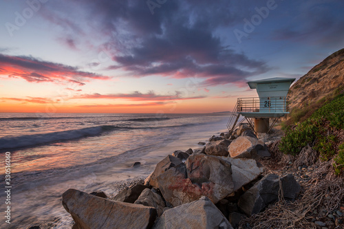 Foto Sunset at beach od West Coast in California with lifeguard tower, USA