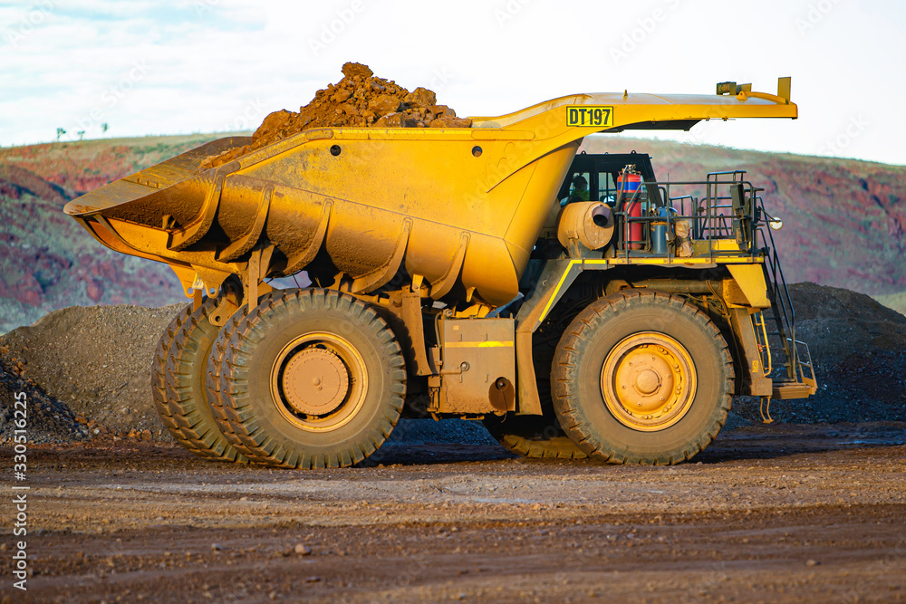 Obraz premium Dump truck on iron ore mine