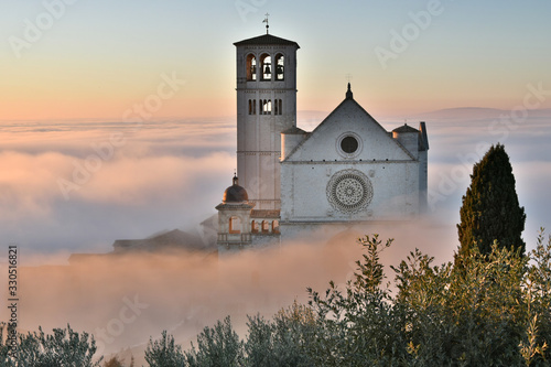 avvolta dalla nebbia