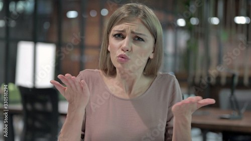 Fotografi Portrait Shoot of Angry Woman having Arguments