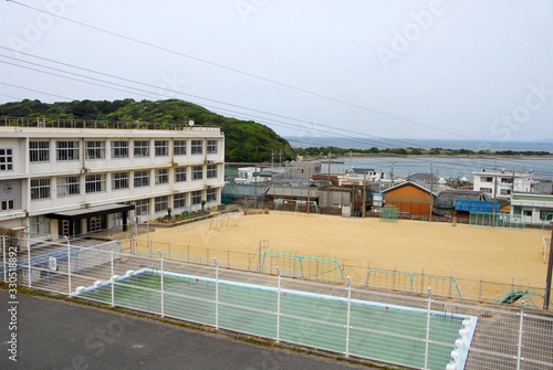 日本の学校の校舎と校庭

