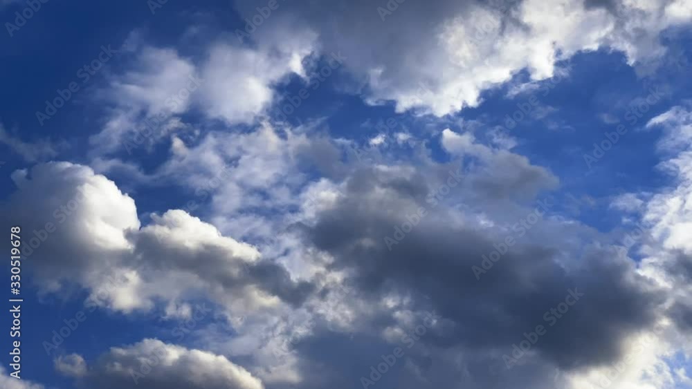 右から左に流れる雲 積雲 背景に青空 タイムラプス 右から左に流れる雲 積雲 背景に青空 タイムラプス