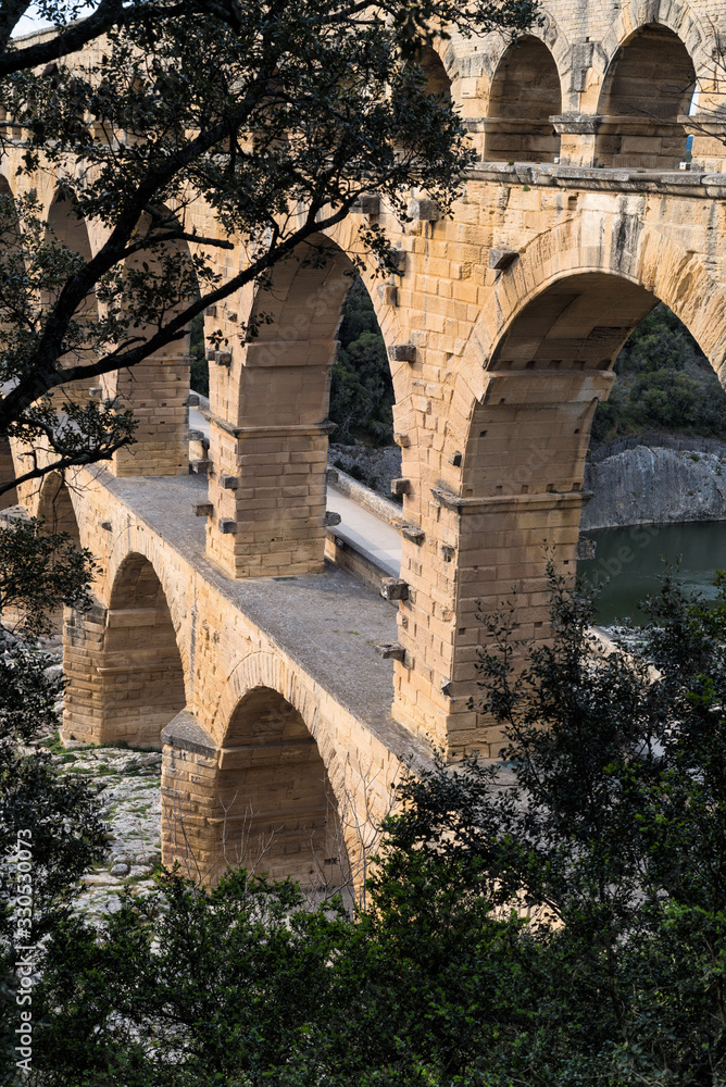 Partie du pont du Gard - format portrait