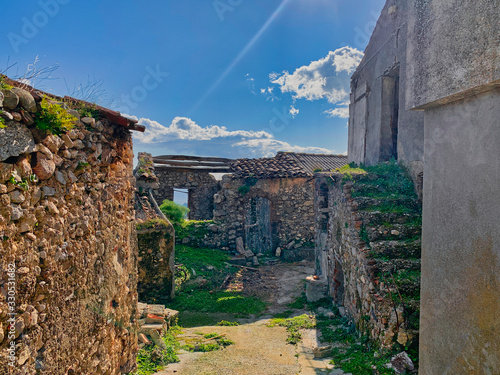Walk in the ancient abandoned village of Pietrapennata.