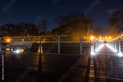 Steg in der Nacht