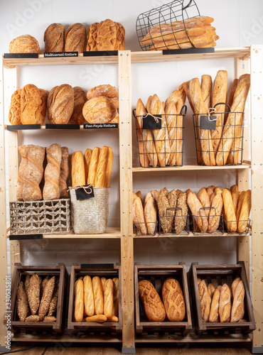pan panadería en estantes. bakery bread on shelves.