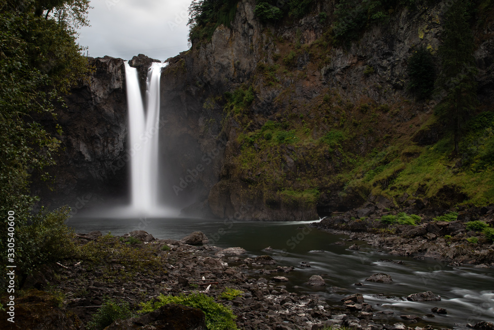 Fototapeta premium Snoqualmie falls in Washington state viewed from the lower viewing deck
