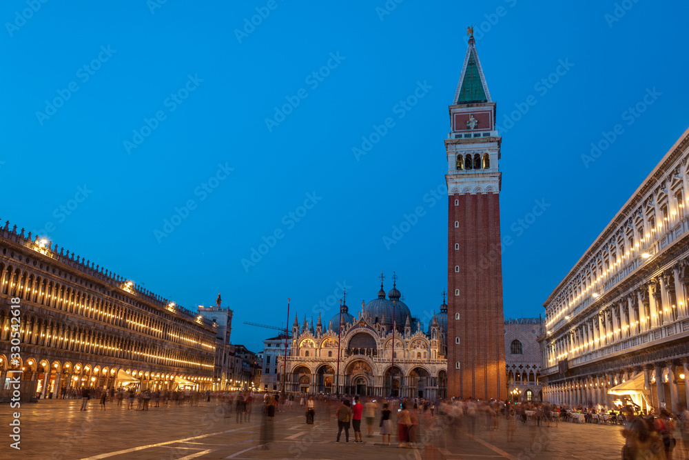 Naklejka premium Bell tower and historical buildings at Piazza San Marco at night in Venice