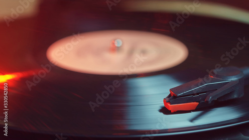 Bild auf Leinwand Retro record player with a spinning black vinyl record