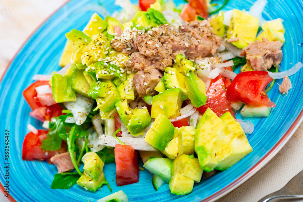 Salad with canned tuna