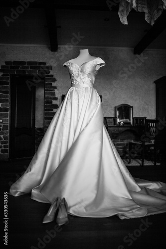 Obraz na płótnie bride's dress on a mannequin without a head w salonie