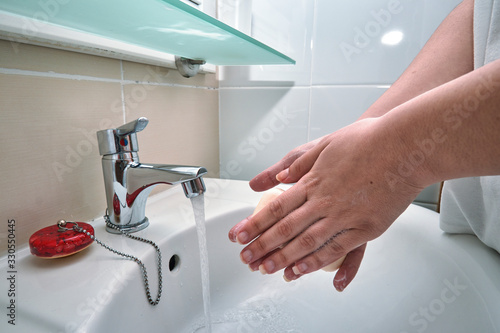 Mujer lavándose las manos y desinfectando de virus y suciedad.