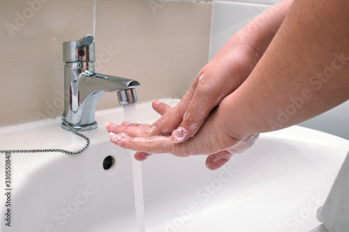 Mujer lavándose las manos y desinfectando de virus y suciedad.