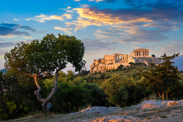 Papier peint photo Athènes Temple du Parthénon sous ciel grec  © Dmitry Rukhlenko