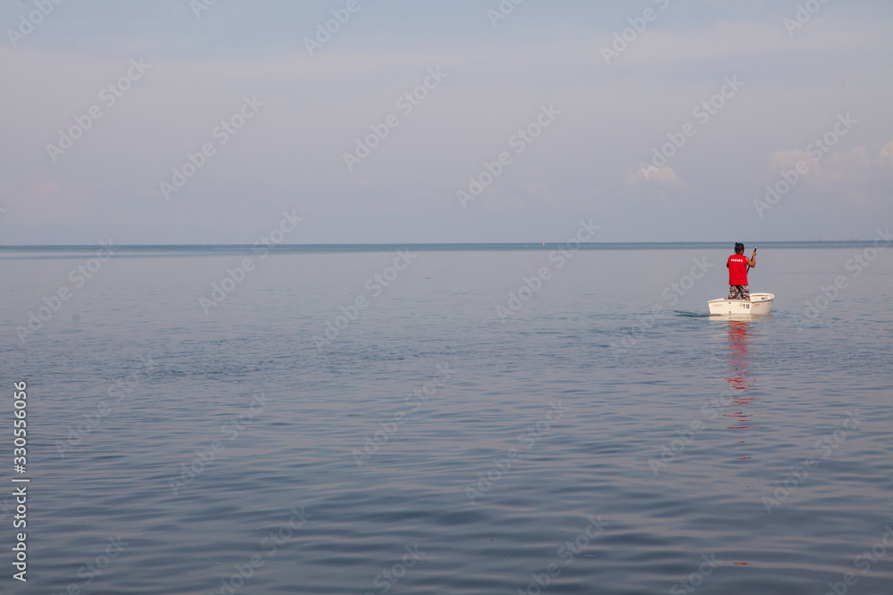 Hombre a la deriva en mar en calma