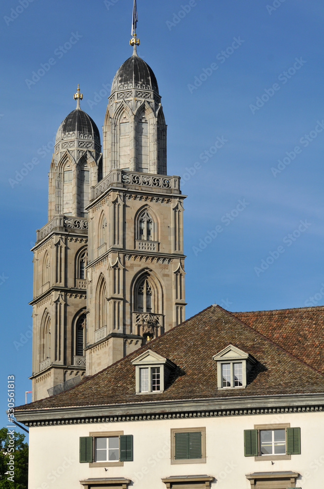 Obraz premium Grossmünster par une belle journée - Zurich Suisse