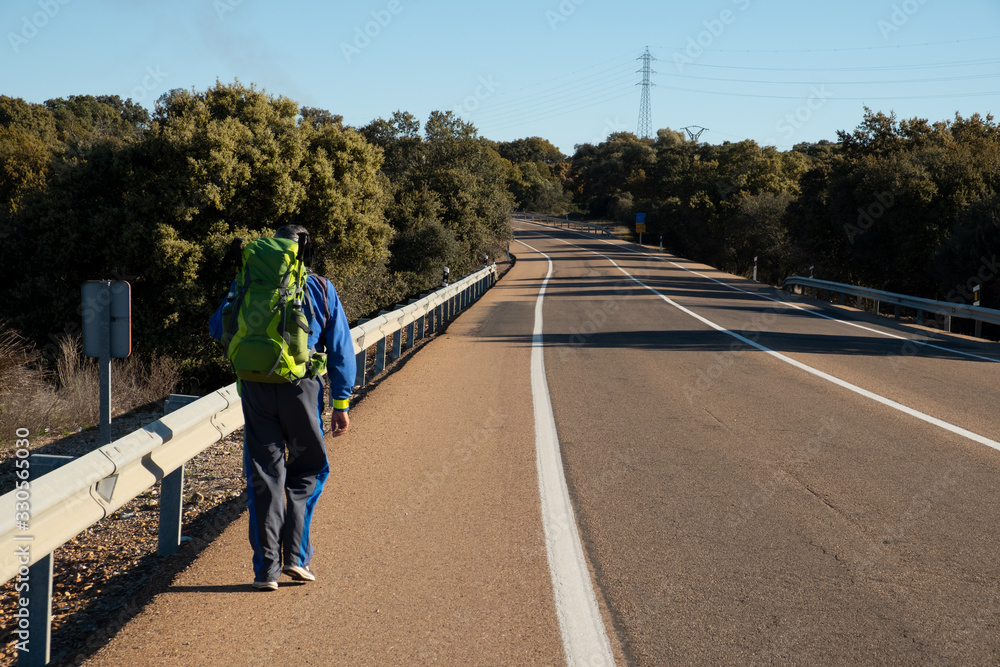  Peregrino de la Vía de la Plata caminando por la N-630 entre las localidades extremeñas de Torremejía y Mérida.