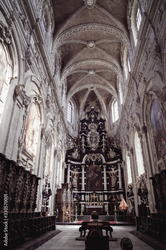 Bild auf Leinwand Perspective of the Main Black Altar at Saint Servais Church or Basilica (Sint Se