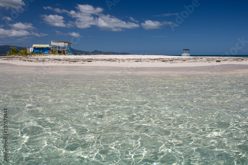 Plage soleil mer et île déserte. Palétuviers et mangrove