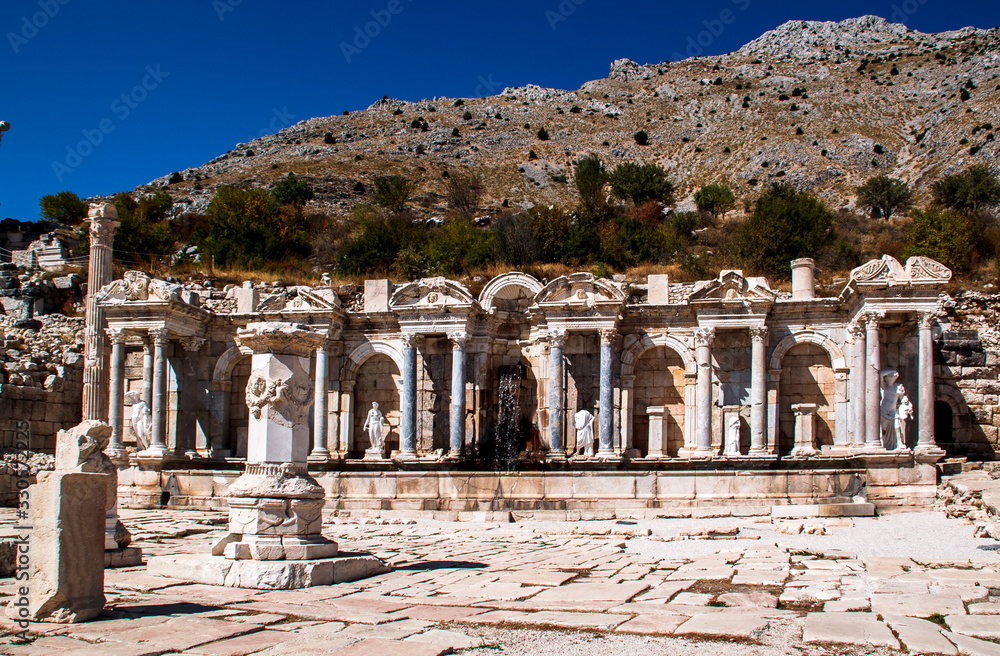Obraz premium Antonine Nymphaeum fountain, Sagalassos famous touristic place, big ancient city in Aglasun, Burdur, Turkey