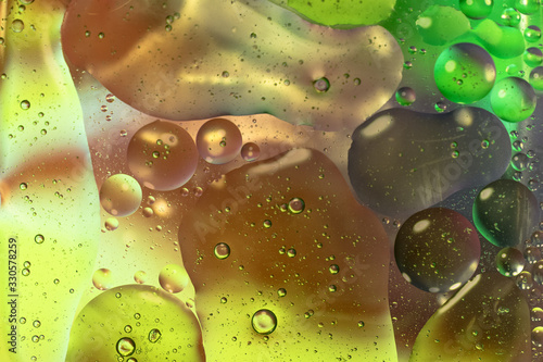 gocce di acqua e olio su vetro e sfondo colorato