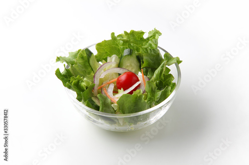 レタスとミニトマトのグリーン サラダ 白背景