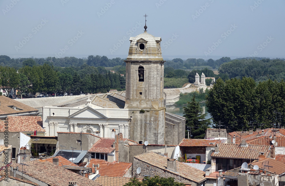 Arles mit Eglise Saint-Julien