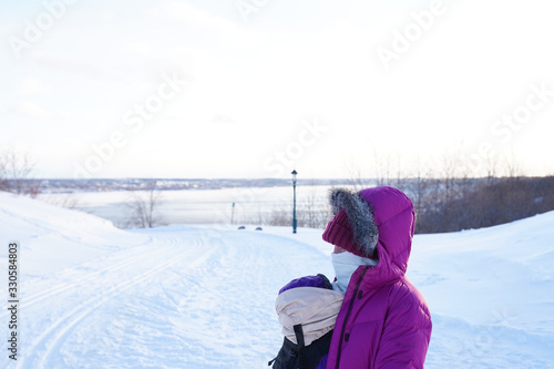 Femme dans la neige et bébé photo