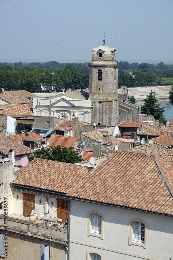 Arles mit Eglise Saint-Julien