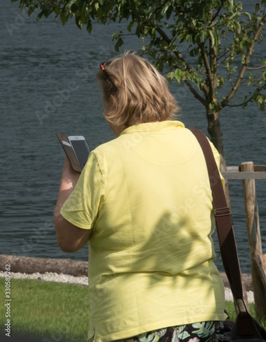 frauen mit smartphone photo