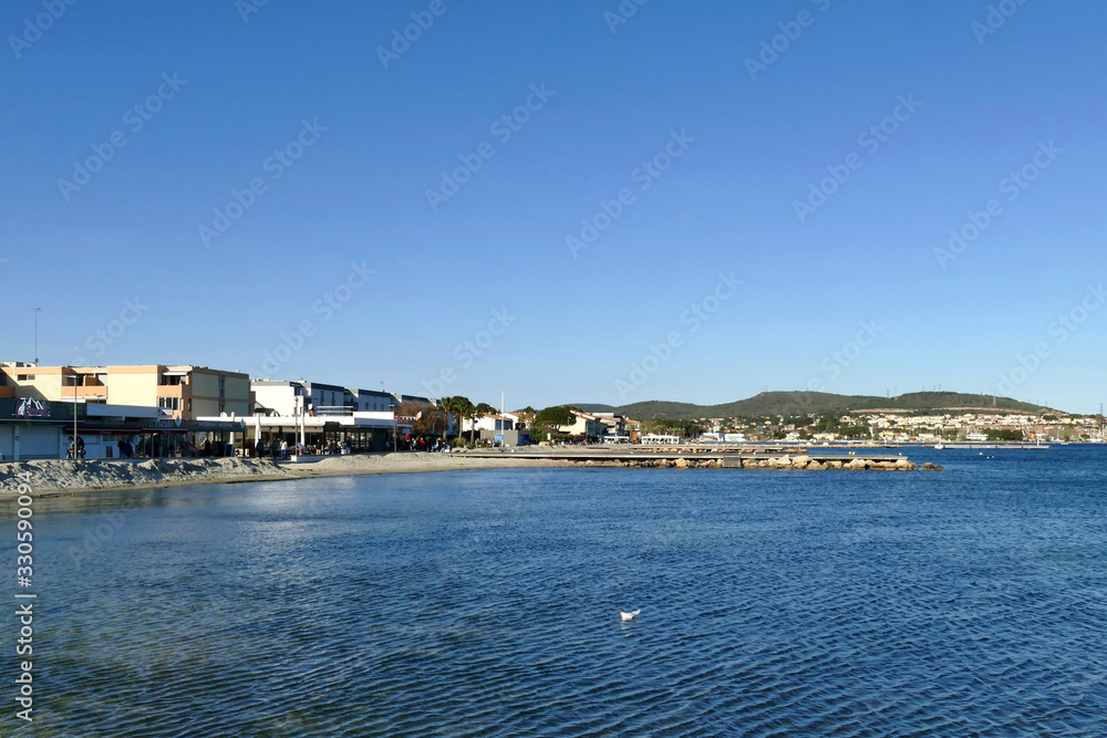 Fototapeta premium .La plage du village de Balaruc-les-Bains au bord de l’étang de Thau
