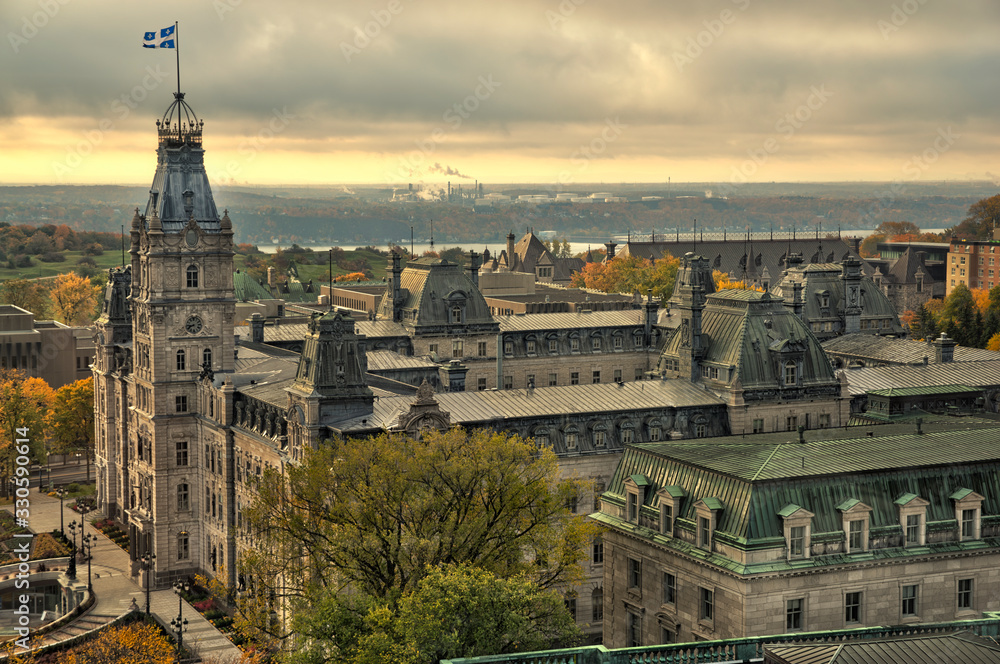 Obraz premium Parlament Quebecu w Kanadzie. Zachmurzone niebo w tle.