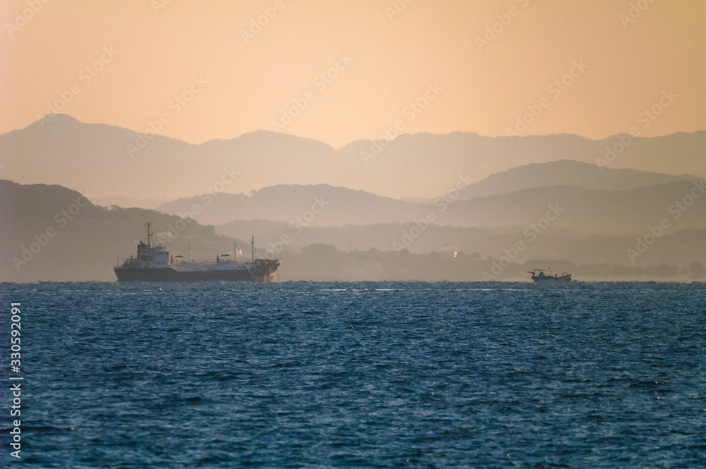 朝の海と山と船とPICT9850