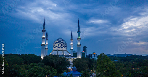 Fotografija Aerial view of the beautiful Sultan Salahudin Abdul Aziz Mosque at dusk in Shah