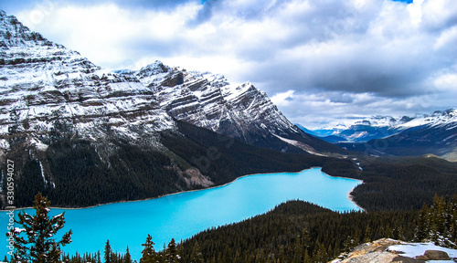 Vista deslumbrante de um lago na região do parque Jasper no Canada no inverno